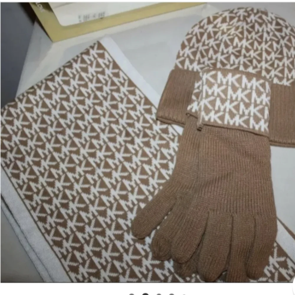 Michael kors ladies Hat Scarf and Gloves set - Picture 3 of 8